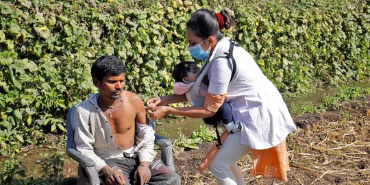 Perjuangan Petugas Medis Lakukan Vaksinasi ke Desa-Desa Sambil Gendong Anak