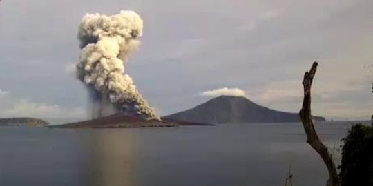 Gunung Anak Krakatau Erupsi, Operator Kapal Diminta Lebih Waspada
