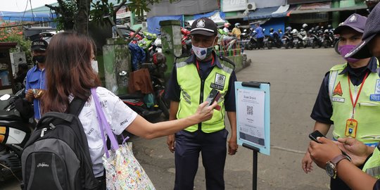 Terpaksa Tetap Beraktivitas di Luar Rumah Saat Kasus Covid-19 Kembali Melonjak