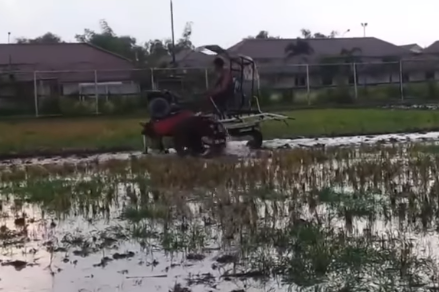viral traktor di bojonegoro disulap mirip mobil