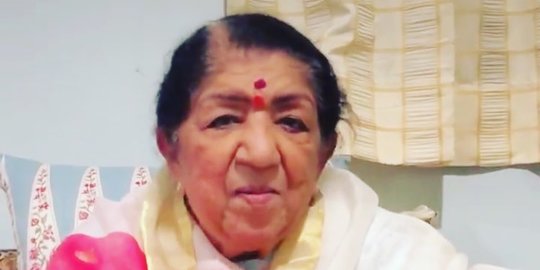Penyanyi Legendaris India Lata Mangeshkar Tutup Usia