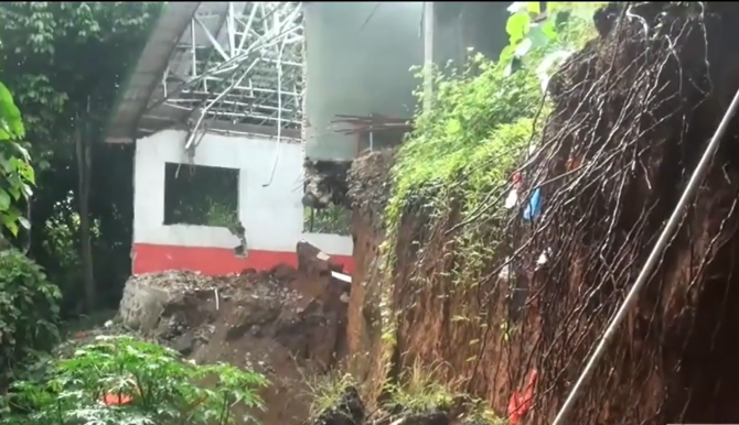 ruang kelas mts ar ribathiyah di lebak amblas 5 meter