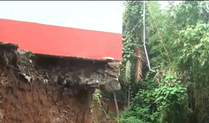 ruang kelas mts ar ribathiyah di lebak amblas 5 meter