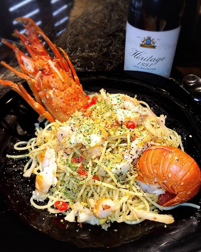spaghetti aglio olio lobster