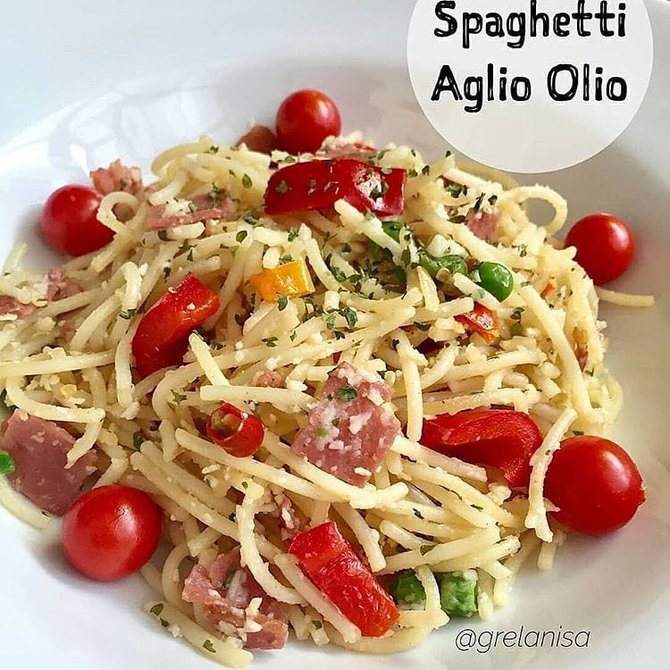 spaghetti aglio olio cherry tomatoes