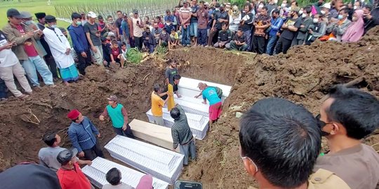 6 Jenazah Korban Kecelakaan Bus Wisata di Imogiri Dikuburkan dalam Satu Liang Lahat