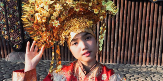 Pakai Pakaian Adat Minang, Ini Potret Fuji yang Sukses Bikin Pangling