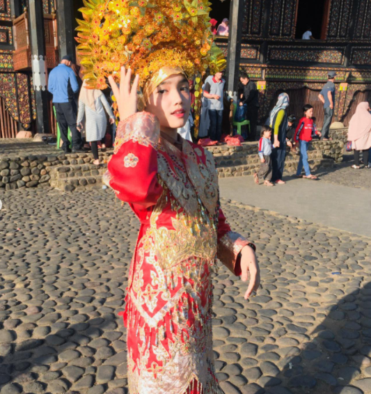 pakai pakaian adat minang ini potret fuji yang sukses bikin pangling