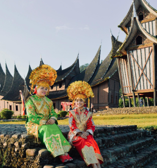 pakai pakaian adat minang ini potret fuji yang sukses bikin pangling