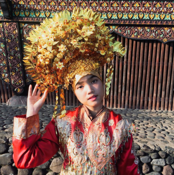 pakai pakaian adat minang ini potret fuji yang sukses bikin pangling