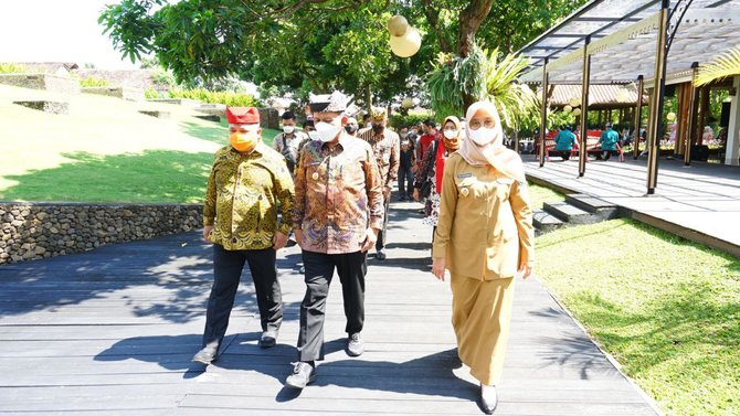 gubernur amp kepala daerah kepulauan riau belajar kelola pelayanan publik di banyuwangi