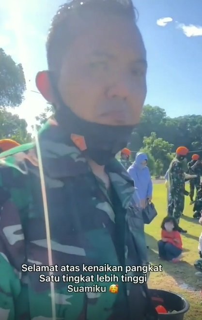 Wanita Ini Bangga Suaminya Naik Pangkat 'Semoga Berkah dan Semakin Amanah' | merdeka.com