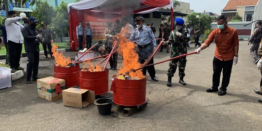 Kejari Garut Musnahkan Sabu hingga Ratusan Tas Palsu