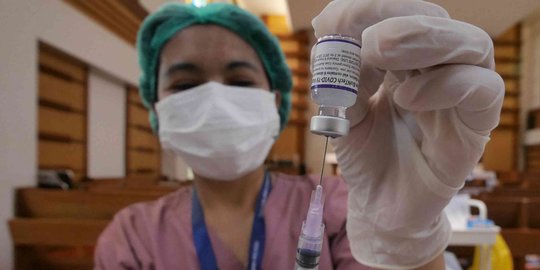 Cegah Omicron, Karyawan Bank di Sukoharjo Disuntik Vaksin Booster