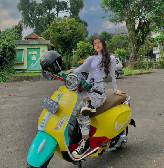 perankan zara di love story the series intip 4 potret ootd ratu aulia yang memesona