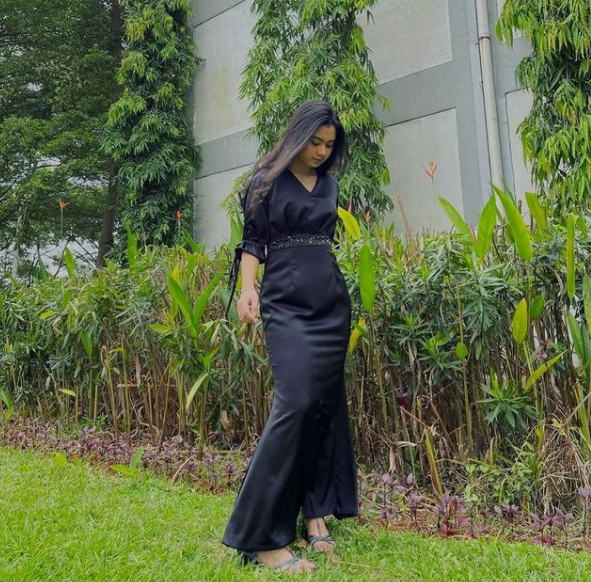 perankan zara di love story the series intip 4 potret ootd ratu aulia yang memesona
