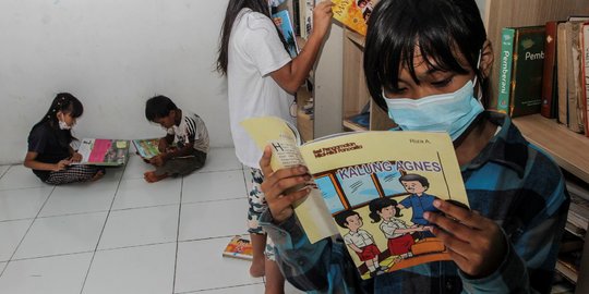 Antusiasme Anak-Anak Baca Buku di Balai Warga Saat PPKM Level 3