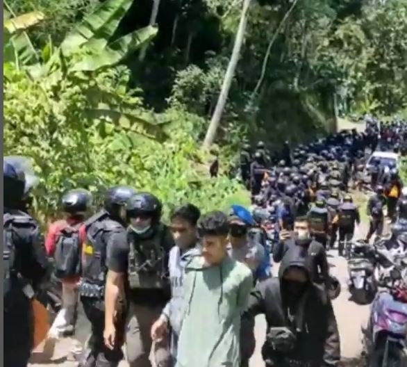 pengepungan aparat polisi di desa wadas