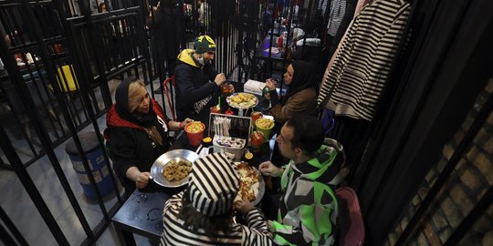 Menikmati Makan Malam Sambil Beramal untuk Tahanan di Restoran Penjara Iran