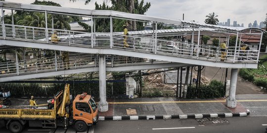 Perbaikan JPO Otista Pascatertimpa Pohon Tumbang