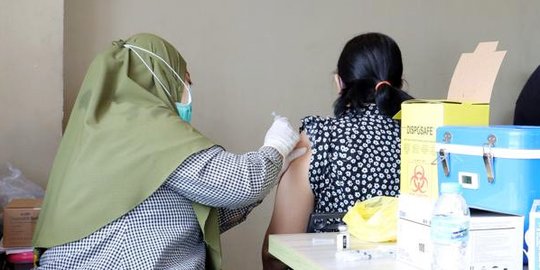 Antisipasi Omicron, Pengunjung Mal di Sukoharjo Disuntik Vaksin Booster