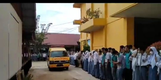 Sang Guru Meninggal Mendadak di Sekolah, Para Murid Beri Penghormatan Terakhir