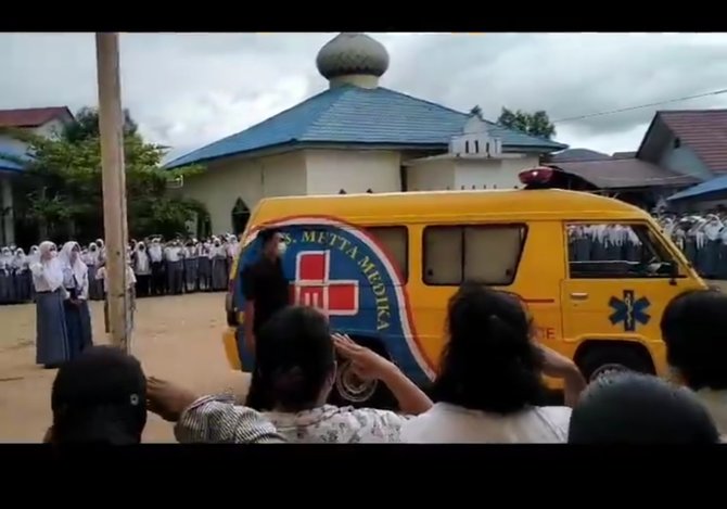 sang guru meninggal mendadak di sekolah para murid beri penghormatan terakhir