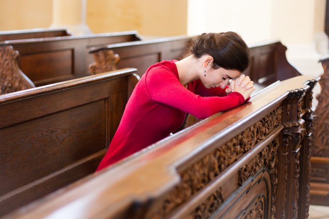 ilustrasi berdoa di gereja