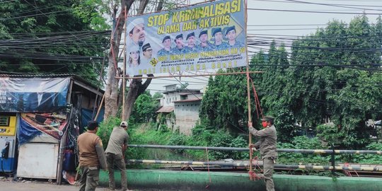 Tak Miliki Izin, Baliho Habib Rizieq di Bekasi Dibongkar