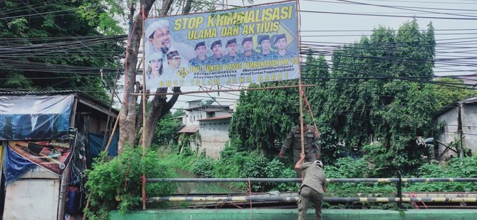 baliho habib rizieq di bekasi dibongkar karena tak miliki izin