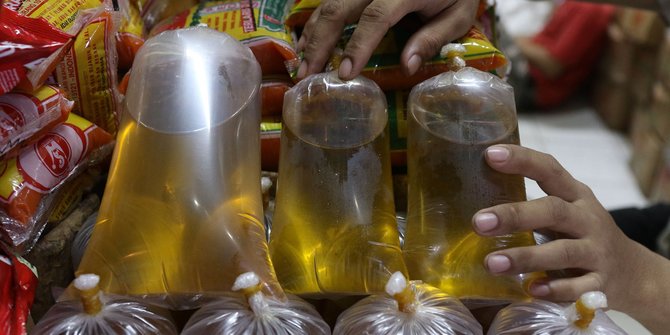 Holding BUMN Pangan Salurkan 57,5 Ton Minyak Goreng ke Pasar Tradisional