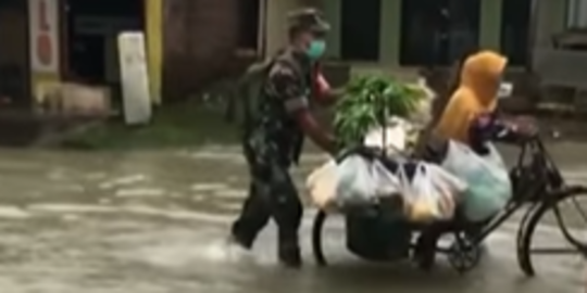 Momen Manis TNI Bantu Penjual Sayur Keliling Lewati Banjir, Aksinya Tuai Sorotan