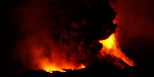 Dahsyatnya Letusan Gunung Etna di Italia
