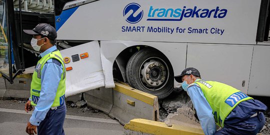 Pagi-Pagi, Bus TransJakarta Seruduk Trotoar di Dekat Citra Mal Jaktim