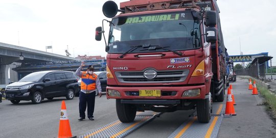 Cegah Kecelakaan, Kemenhub dan Polri Gelar Operasi Truk Kelebihan Muatan