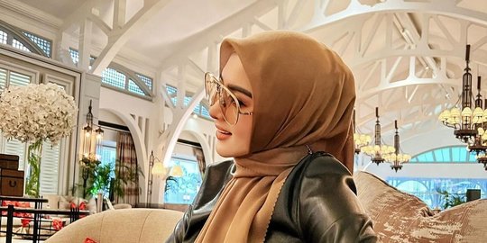 5 Potret Terbaru Syahrini di Singapura, Penampilannya Mencuri Perhatian