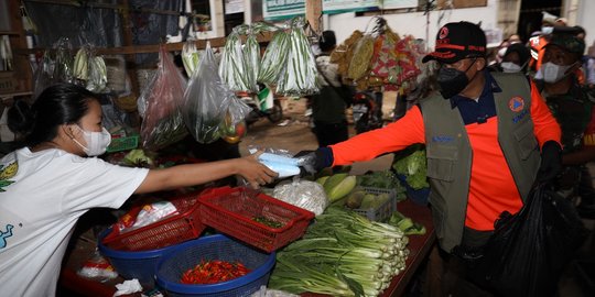 Omicron Melonjak, Kasatgas Covid-19 Keliling Pasar di Jakarta Bagikan Masker