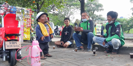 Ucok Baba Beralih Profesi Menjadi Tukang Kopi Keliling Pakai Motor