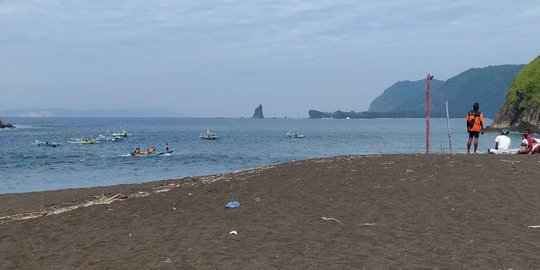 Puluhan Orang Terseret Ombak saat Ritual di Pantai Payangan