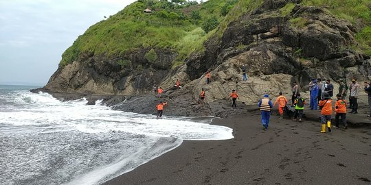 Kronologi 11 Orang Tewas Terseret Ombak Saat Ritual di Pantai Payangan