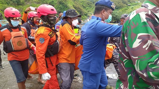 evakuasi korban ritual di pantai payangan jember