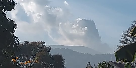 Gunung Tangkuban Perahu Muntahkan Asap Solfatara, Ini Fakta di Baliknya