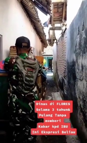 prajurit tni berikan kejutan ke ibu