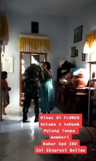 prajurit tni berikan kejutan ke ibu