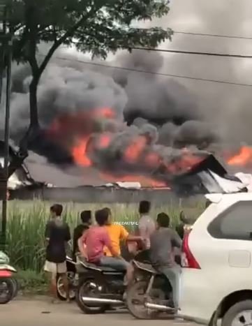 kebakaran pabrik plastik di pati