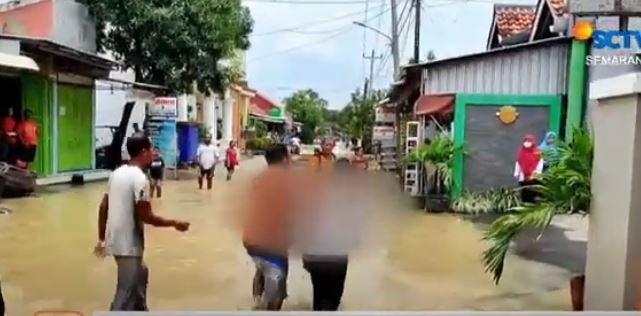 banjir di tegal sebabkan bocah tewas di selokan