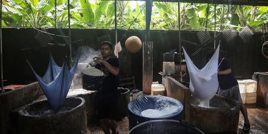 Harga Kedelai Naik dan Tidak Stabil, Perajin Tahu di Bandung Ancam Mogok Produksi
