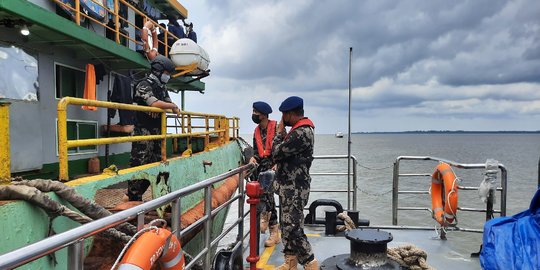 KKP Tangkap Kapal Pasir Laut di Riau, Seorang Pensiunan TNI AL Turut Diamankan