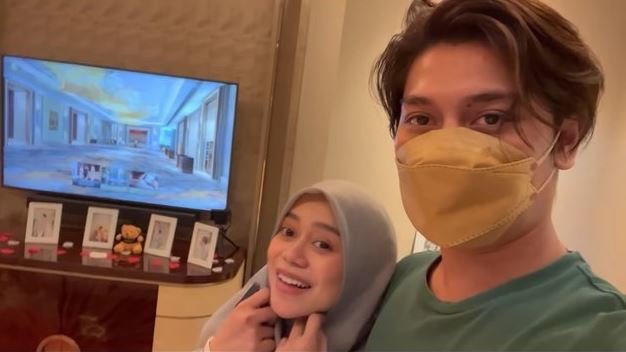 4 potret kejutan anniversary lesti kejora untuk rizky billar dekorasi penuh bunga