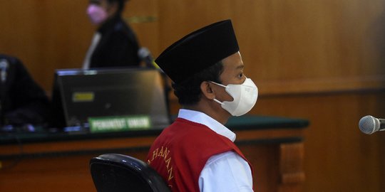Alasan Hakim Tak Vonis Hukuman Mati kepada Herry Wirawan Pemerkosa 13 Santri